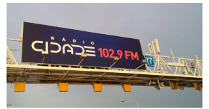 Rádio Cidade apresenta nova identidade visual nos Painéis Publicitários da Ponte Rio-Niterói 