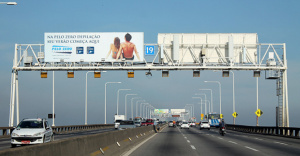 Painel Front Light na Ponte Rio-Niterói - pórtico 19 - sentido de Niterói para o Rio